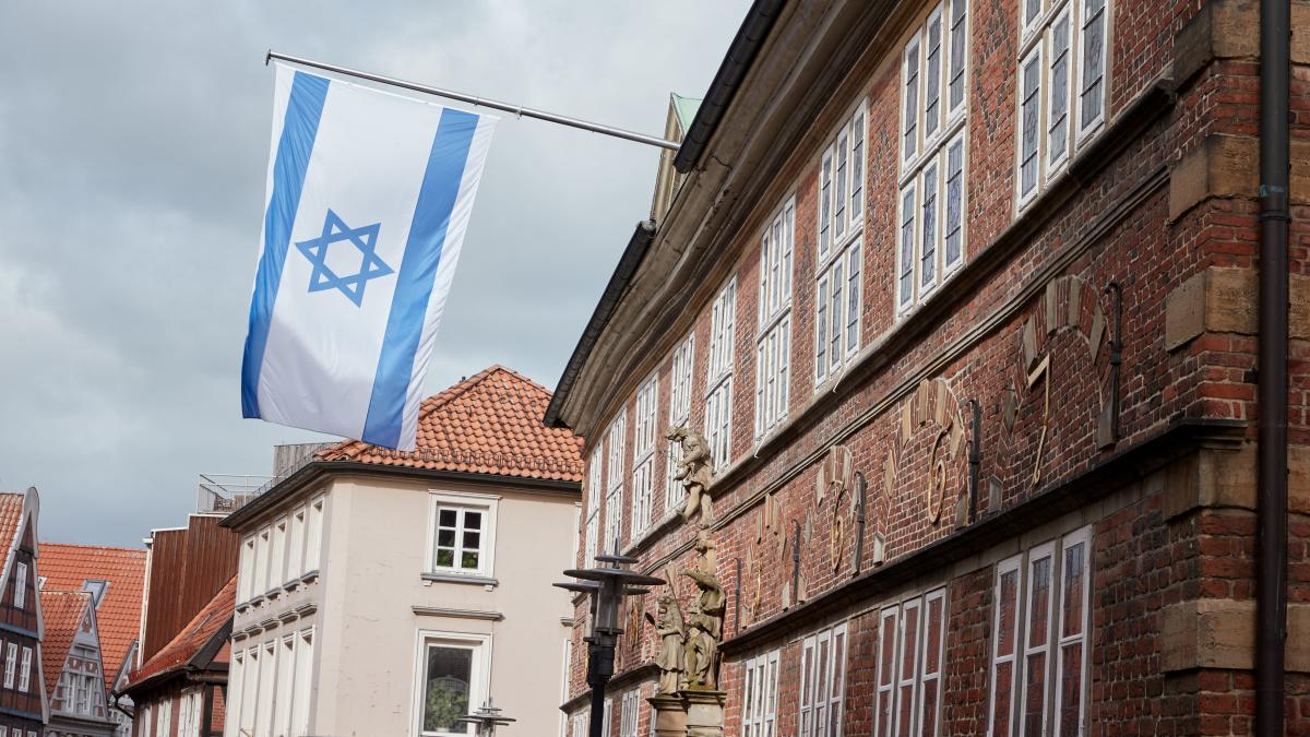 Antisemitismus: Angriffe auf Israel-Flaggen – Gruppe dringt in Rathaus ein