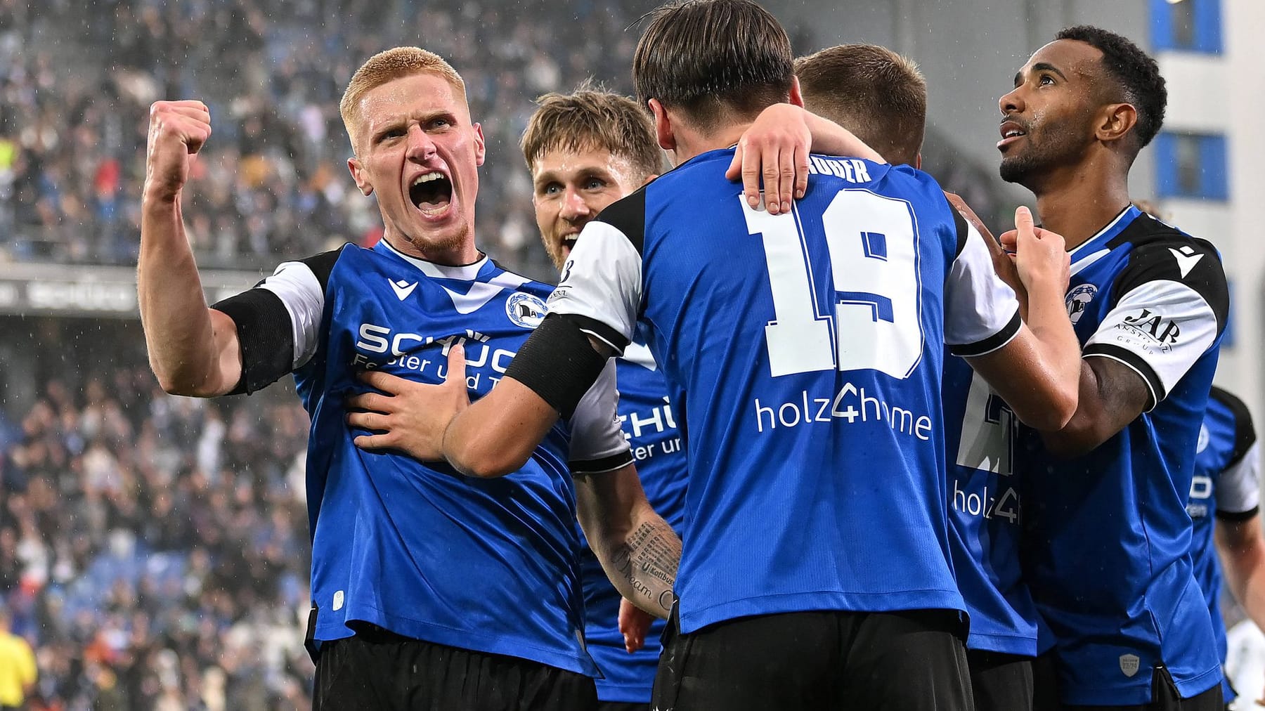 Arminia Bielefeld gewinnt torreiches Traditionsduell