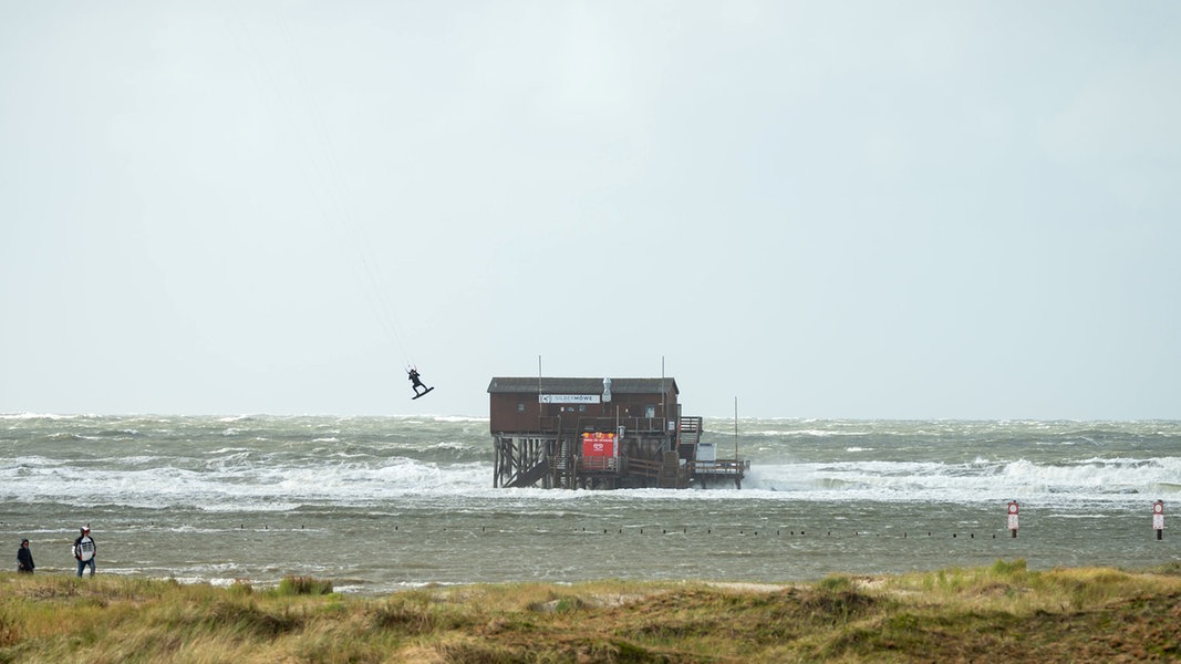 Sturmflut an Nordseeküste schränkt Fährbetrieb ein | NDR.de - Nachrichten